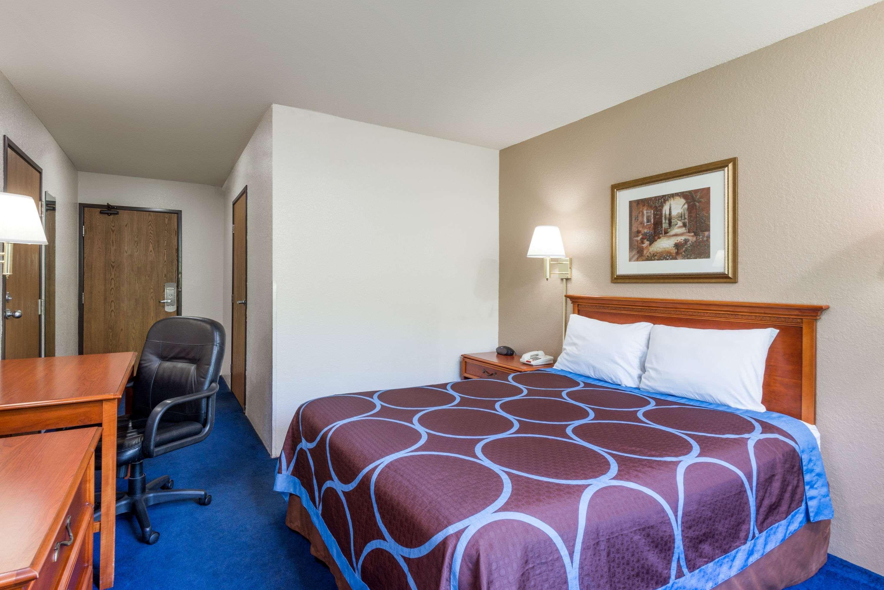 Super 8 By Wyndham Delmont Hotel Kültér fotó