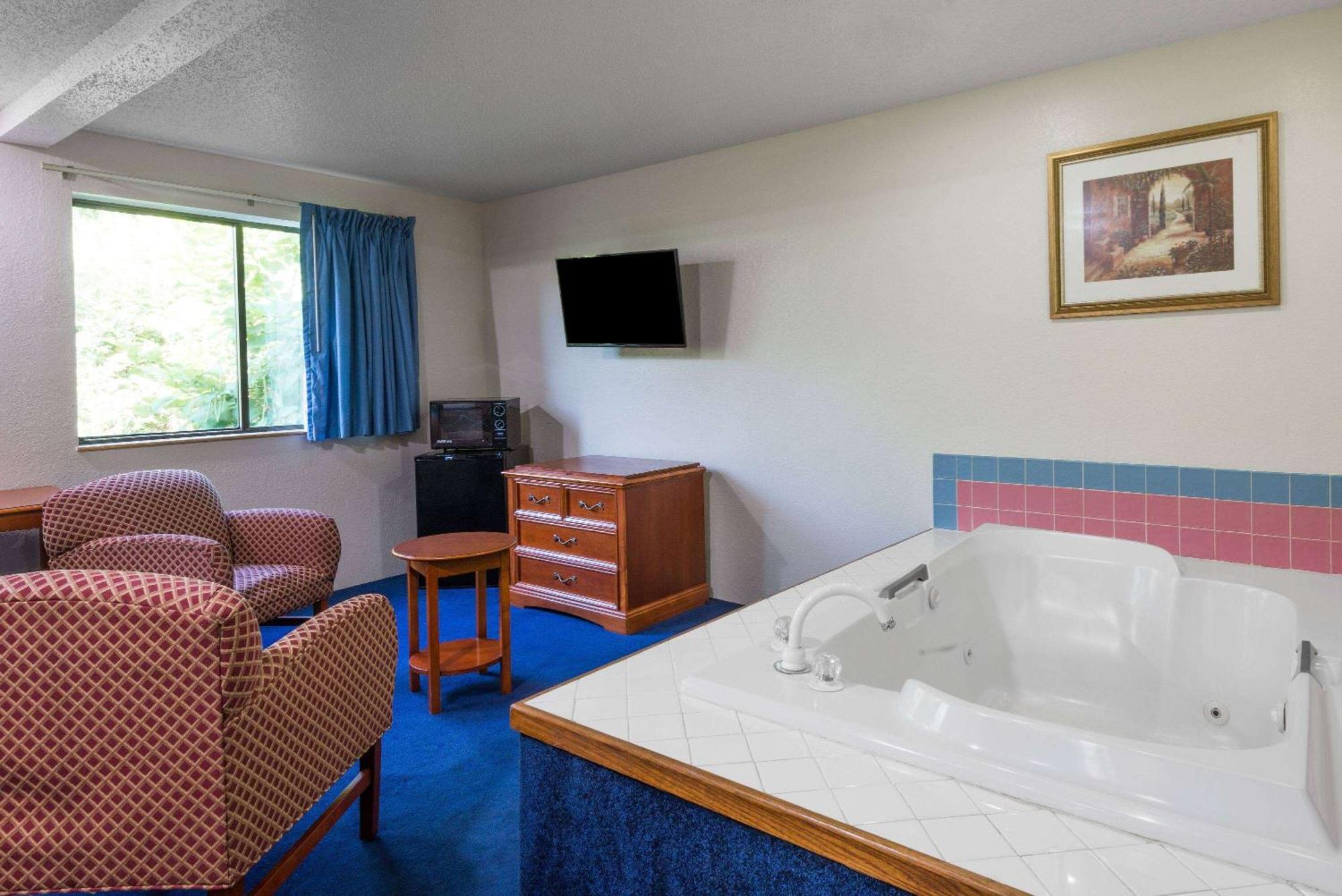 Super 8 By Wyndham Delmont Hotel Kültér fotó